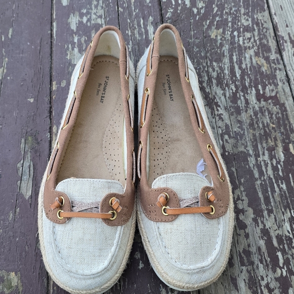 St. John's Bay Shoes - St. John's Bay Women's Tan and Cream Loafers Sz 8